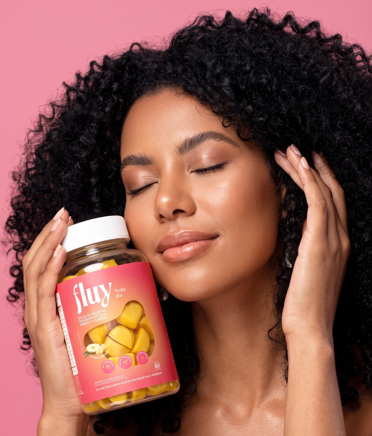 Mulher com produto Fluy